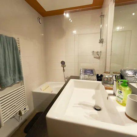 Le - 4 People - Metro 13 & 14 - Paris Apartment
