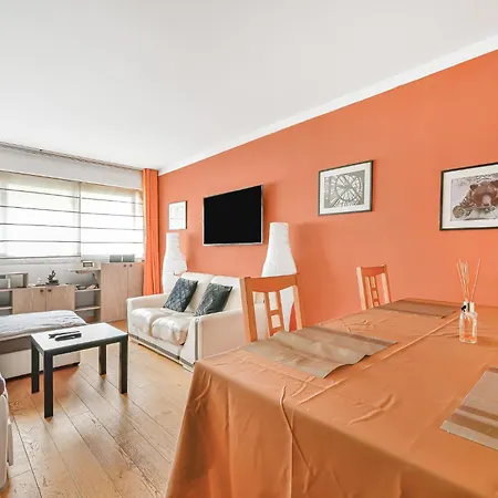 Le - 4 People - Metro 13 & 14 - Paris